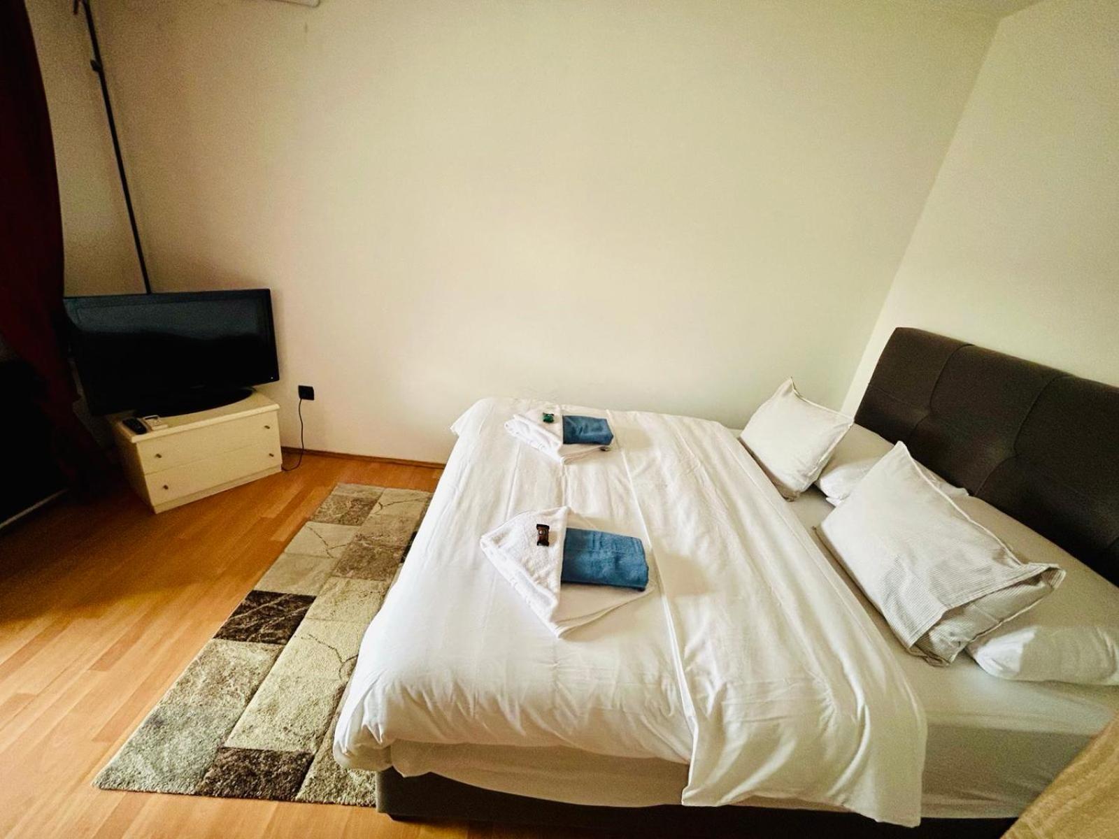 Fly By Suite - Zagreb Airport - 0-24H Self Check In&Out - Parking On Site Velika Gorica Esterno foto